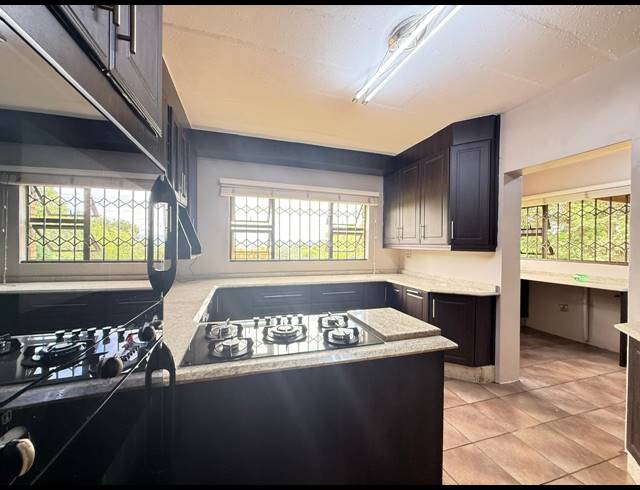 4 BEDROOM TOWNHOUSE RENTED IN SIGNAL HILL